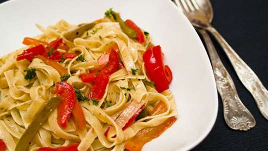 Ζυμαρικά με λαχανικά, γλυστρίδα και σάλτσα αντσούγιας